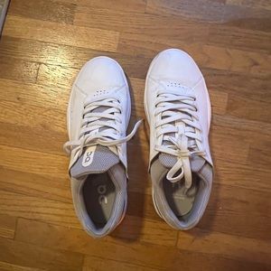 On cloud roger sneakers